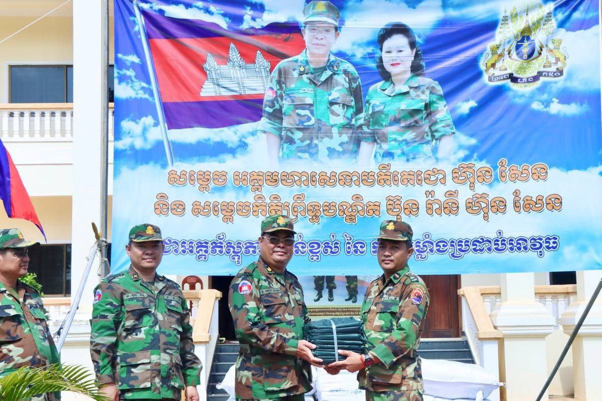 អាវភ្លៀងអំណោយសម្តេចទាំងទ្វេសម្រាប់ប្រើប្រាស់ក្នុងរដូវវស្សា ត្រូវបានផ្តល់ជូន​កងទ័ពនៅខេត្តស្ទឹងត្រែង