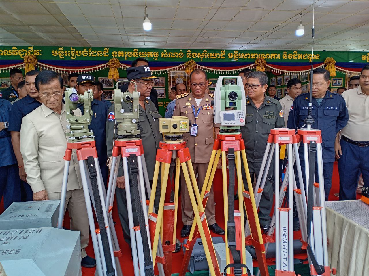នាយឧត្តមសេនីយ៍ ហ៊ីង ប៊ុនហៀងដឹកនាំកិច្ចប្រជុំផែនការ ការពារ ពិនិត្យទីលានព្រះស្រែ និងស្តង់ពិព័ណ៍ត្រៀមប្រារព្ធព្រះរាជពិធីបុណ្យច្រត់ព្រះនង្គ័ល
