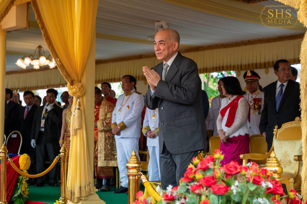 ព្រឹកនេះ ព្រះមហាក្សត្រកម្ពុជា យាងជាព្រះរាជាធិបតីដ៏ខ្ពង់ខ្ពស់បំផុត ក្នុងព្រះរាជពិធីច្រត់ព្រះនង្គ័ល នៅខេត្តកំពង់ឆ្នាំង នាព្រឹកស្អែក