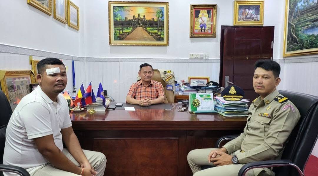 អធិការនគរបាលខណ្ឌឬស្សីកែវ នាំយកថិកា ផ្តល់ជូនប្រជាការពារសង្កាត់ ដែលរងរបួស ក្រោយចុះបង្ក្រាបជនញៀនថ្នាំ