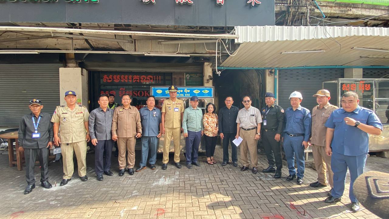 មន្ត្រីក្រសួងដែនដី និងអាជ្ញាធរខណ្ឌ ៧មករា ចុះអនុវត្តន៍សេចក្ដីជូនដំណឹងលើអគារសហកម្មសិទ្ធិ អតីតសណ្ឋាគារអង្គរមានជ័យ