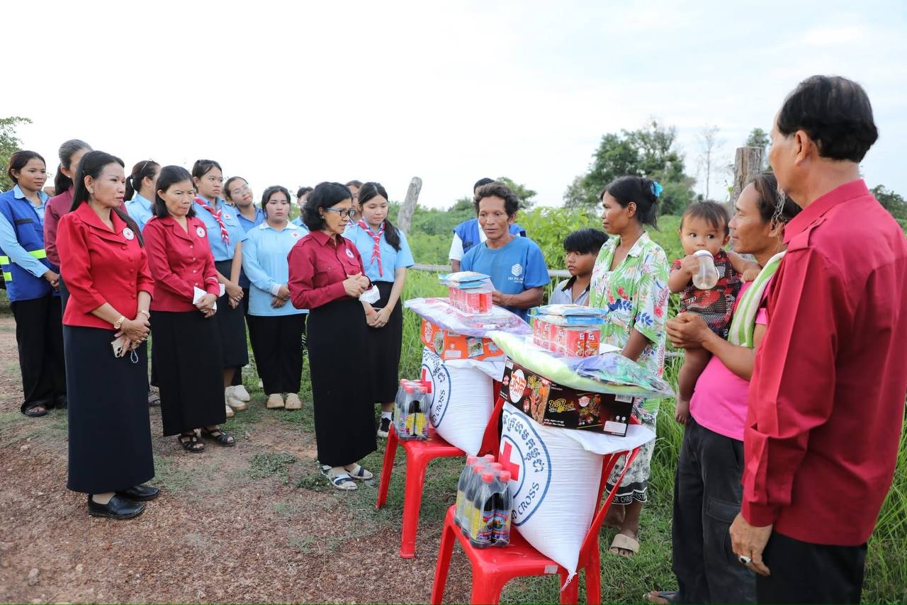 លោកជំទាវ ពុំ ចន្ទីនី ចុះសួរសុខទុក្ខ និងផ្តល់អំណោយមនុស្សធម៌ជូនដល់គ្រួសារងាយរងគ្រោះបំផុត ចំនួន ២០គ្រួសារ រស់នៅសង្កាត់សំរោង និងសង្កាត់បន្សាយរាក់ ក្រុងសំរោង ខេត្តឧត្តរមានជ័យ