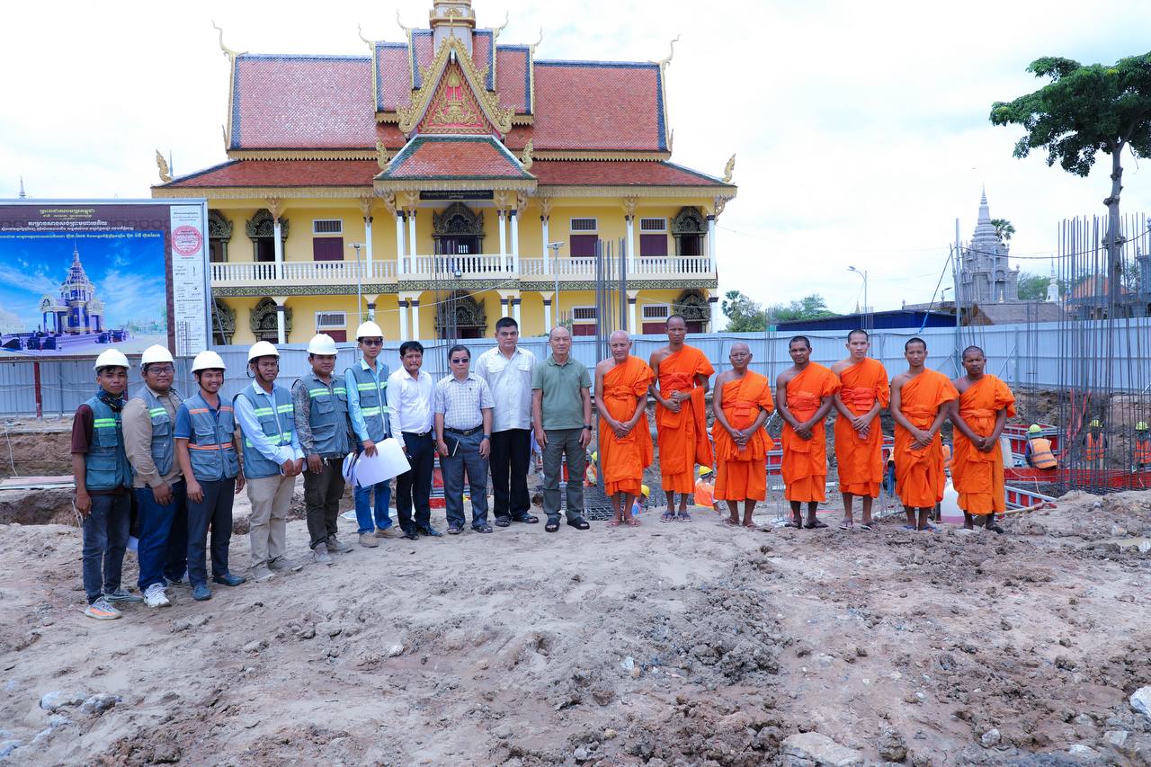 នាយឧត្តមសេនីយ៍ សៅ សុខា អញ្ជើញចុះត្រួតពិនិត្យការងារសាងសង់ព្រះមហាចេតិយ នៅវត្តច័ន្ទបុរីវង្ស