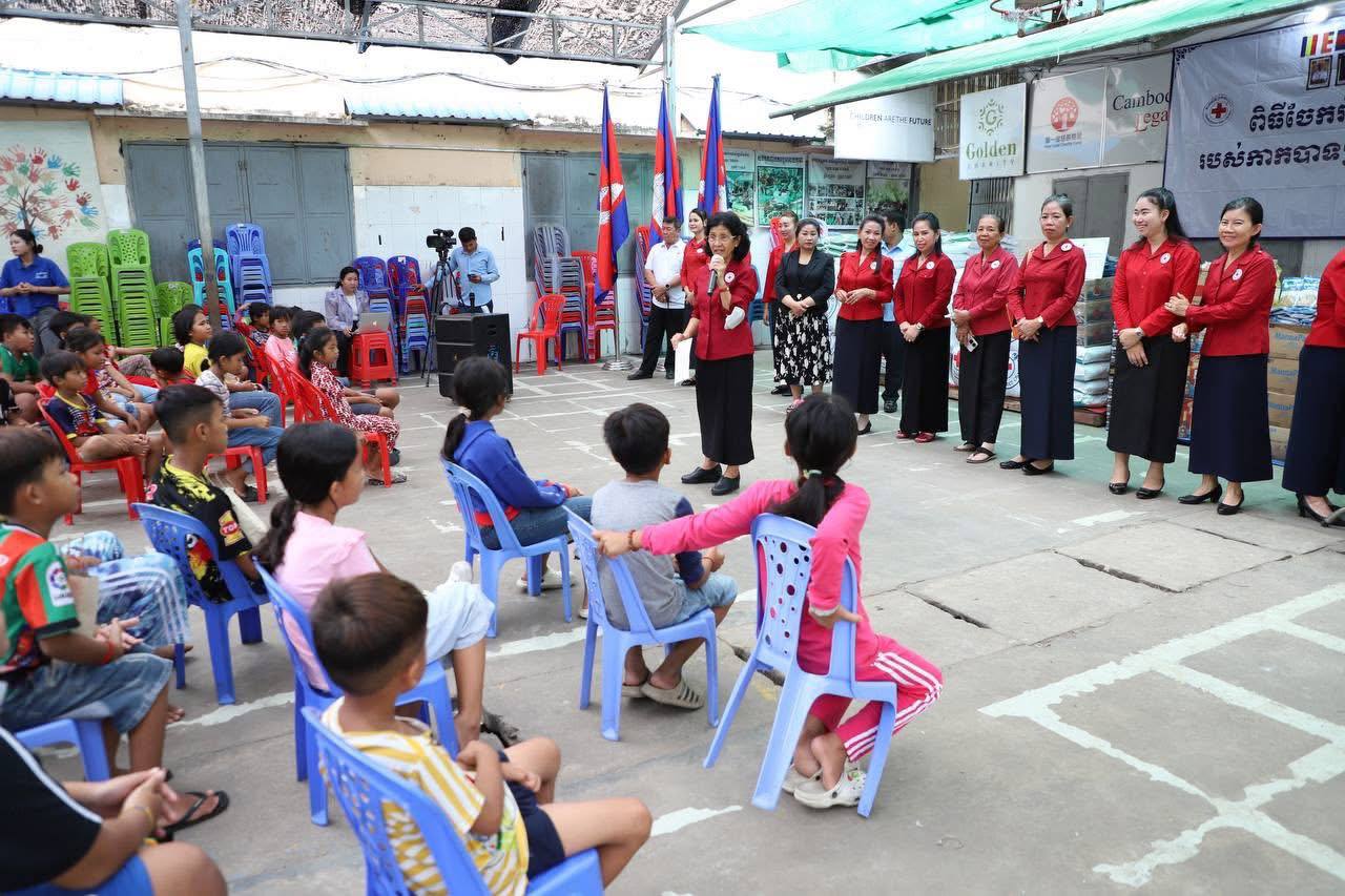 កុមារកំព្រា នៃអង្គការផ្ទះបាយកុមារ ទទួលអំណោយមនុស្សធម៌ជាលើកទី៥ ពីកាកបាទក្រហមកម្ពុជា