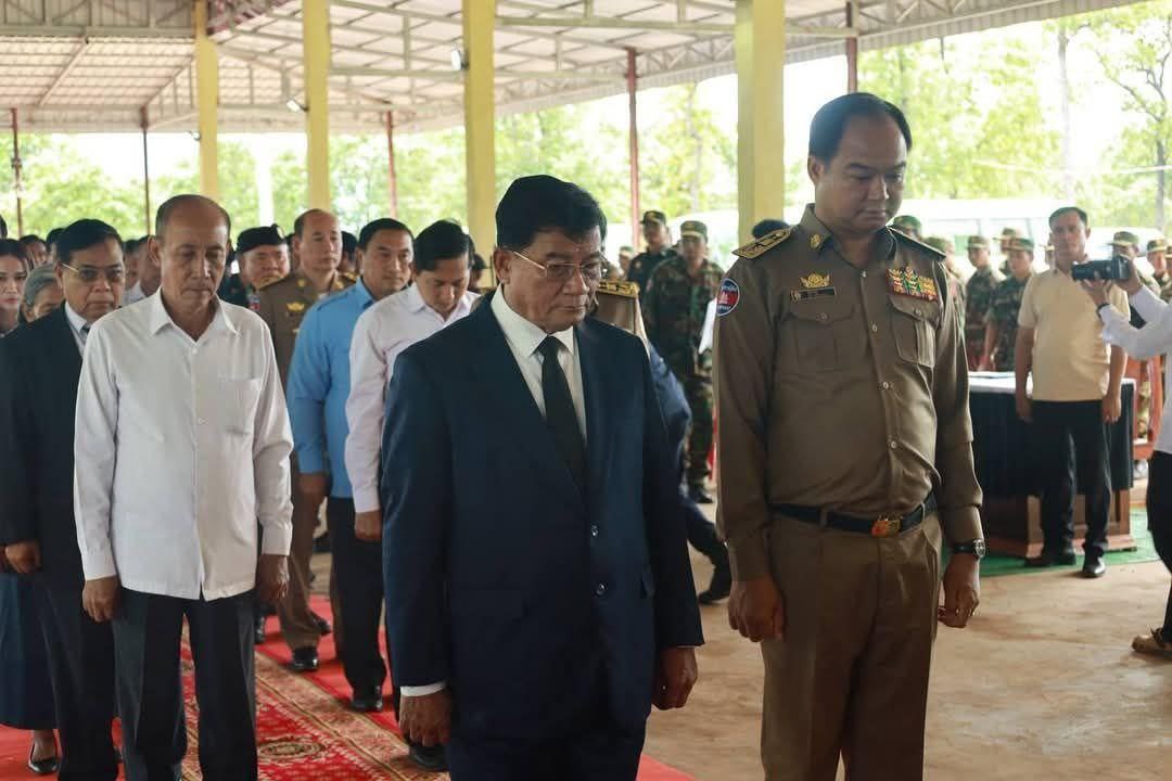 ថ្នាក់ដឹកនាំខេត្តព្រះវិហារ ដឹកនាំមន្ត្រីរាជការក្រោមឱវាទ គោរព​វិញ្ញាណក្ខន្ធ​សពយុទ្ធជន សួន រ៉ោន