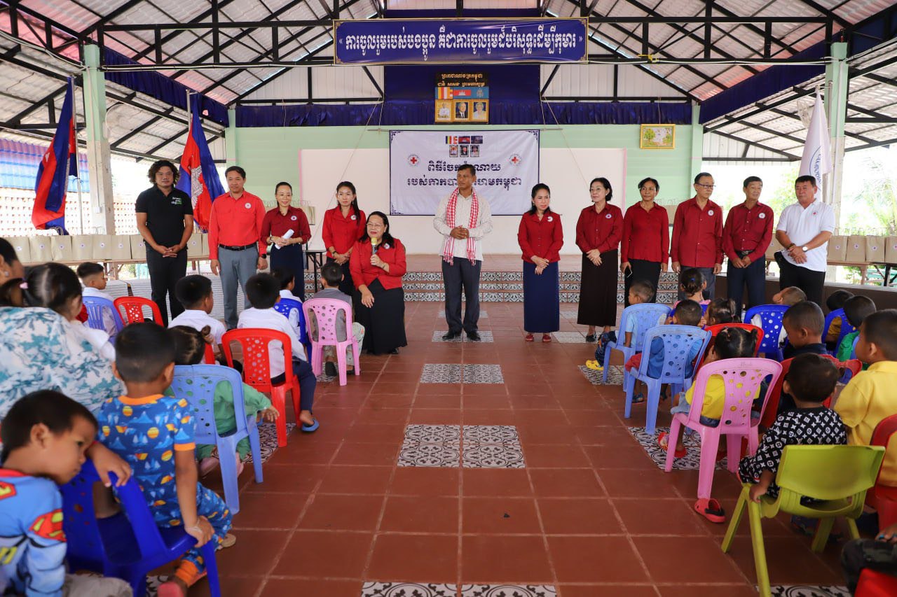 សម្តេចកិត្តិព្រឹទ្ធបណ្ឌិត ប៊ុន រ៉ានី ហ៊ុនសែន ចាត់មន្ត្រីចុះសួរសុខទុក្ខ កុមារកំព្រានៃមណ្ឌលមែកឈើ និងអង្គការសង្គ្រោះជនអស់សង្ឃឹម អបអរខួបលើកទី៧៦ ទិវាកុមារអន្តរជាតិ១មិថុនា និងទិវាកុមារកម្ពុជាឆ្នាំ២០២៥