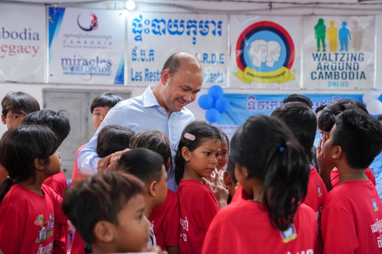 ឯកឧត្តម ហ៊ុន ម៉ានី លើកទឹកចិត្តឱ្យប្អូនៗនៅផ្ទះបាយកុមារខិតខំប្រឹងប្រែងរៀនសូត្រ ក្រេបជញ្ជក់ចំណេះដឹង ដើម្បីមានអនាគតល្អ និងក្លាយជាធនធានល្អសម្រាប់សង្គមជាតិ