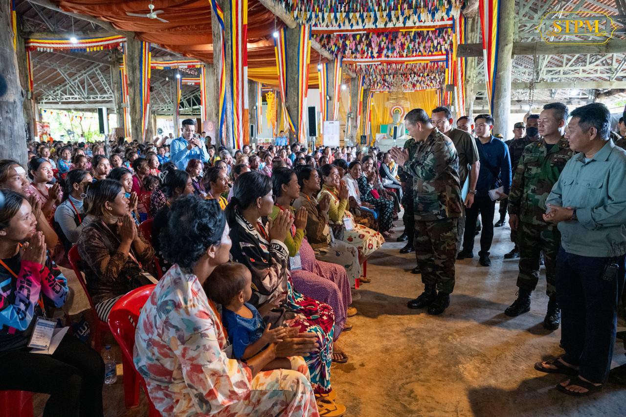 សម្តេចធិបតី ​ចុះសួរសុខទុក្ខ​និងពិនិត្យស្ថានភាពរស់នៅ​បណ្តោះ​អាសន្នរបស់ប្រជាពលរដ្ឋ ដែលបានជម្លៀសមក​កាន់មណ្ឌលសុវត្ថិភាព វត្តពោធិ៍៥០០០ដើម ចំនួន១,២៨២គ្រួសារ