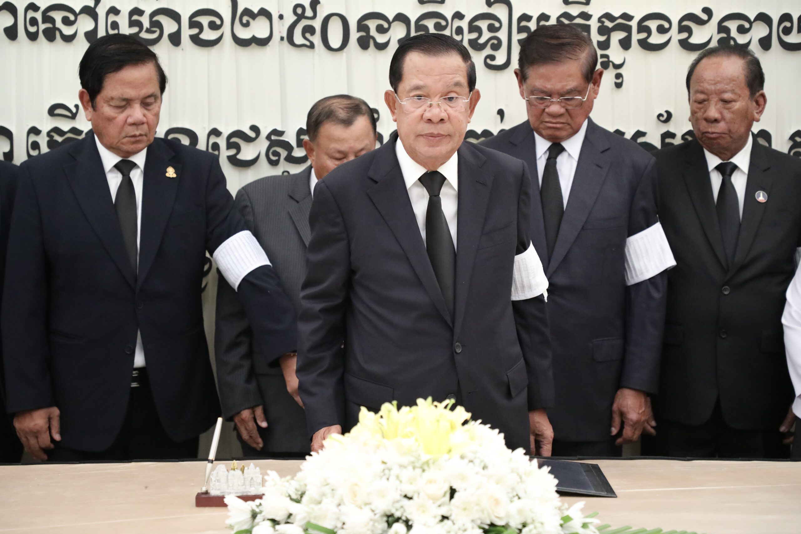 សម្តេចតេជោ ហ៊ុន សែន អញ្ជើញគោរពវិញ្ញាណក្ខន្ធសព ឯកឧត្តមកិត្តិនីតិកោសលបណ្ឌិត ម៉ុម ជីមហ៊ុយ