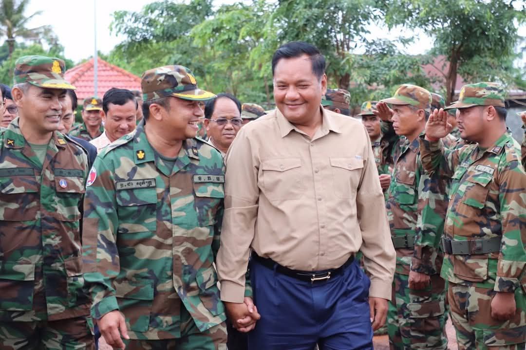 អភិបាលខេត្តឧត្តរមានជ័យ នាំយកអំណោយសម្ដេចប្រធានរដ្ឋសភាផ្តល់ជូនកងទ័ព ដែលកំពុងឈរជើងនៅតាមបណ្តោយ​ខ្សែបន្ទាត់ព្រំដែនកម្ពុជា-ថៃ