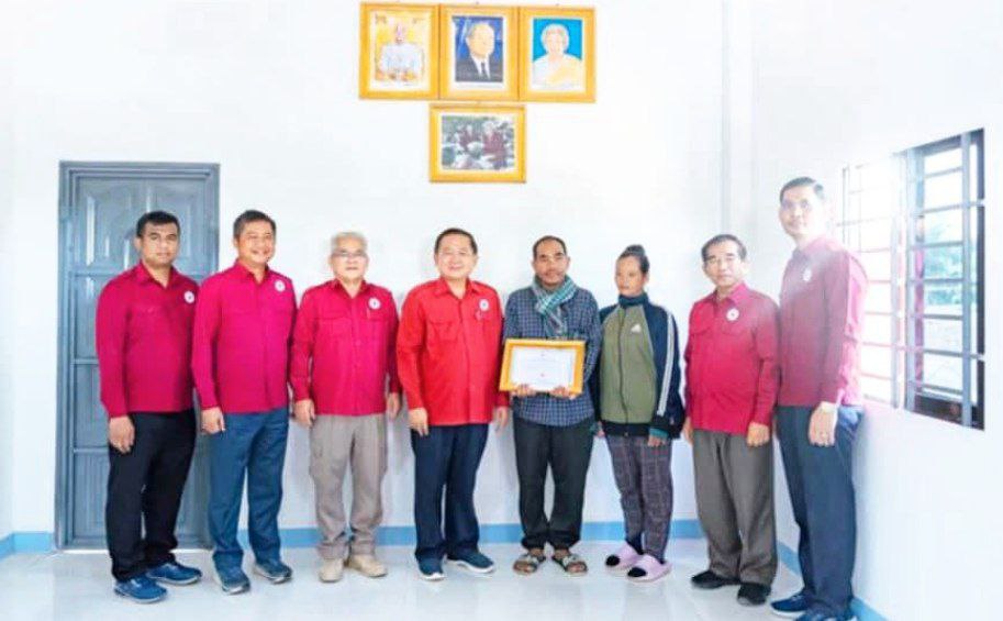 បន្ទាប់ពីជួបរឿងរន្ធត់ ៖កាកបាទក្រហមខេត្តបាត់ដំបងផ្តល់ផ្ទះ​ថ្មថ្មីមួយ​ខ្នង​ជូនគ្រួសារដែលរងគ្រោះដោយអគ្គិភ័យ បណ្តាល​ឱ្យស្លាប់កូន២​នាក់