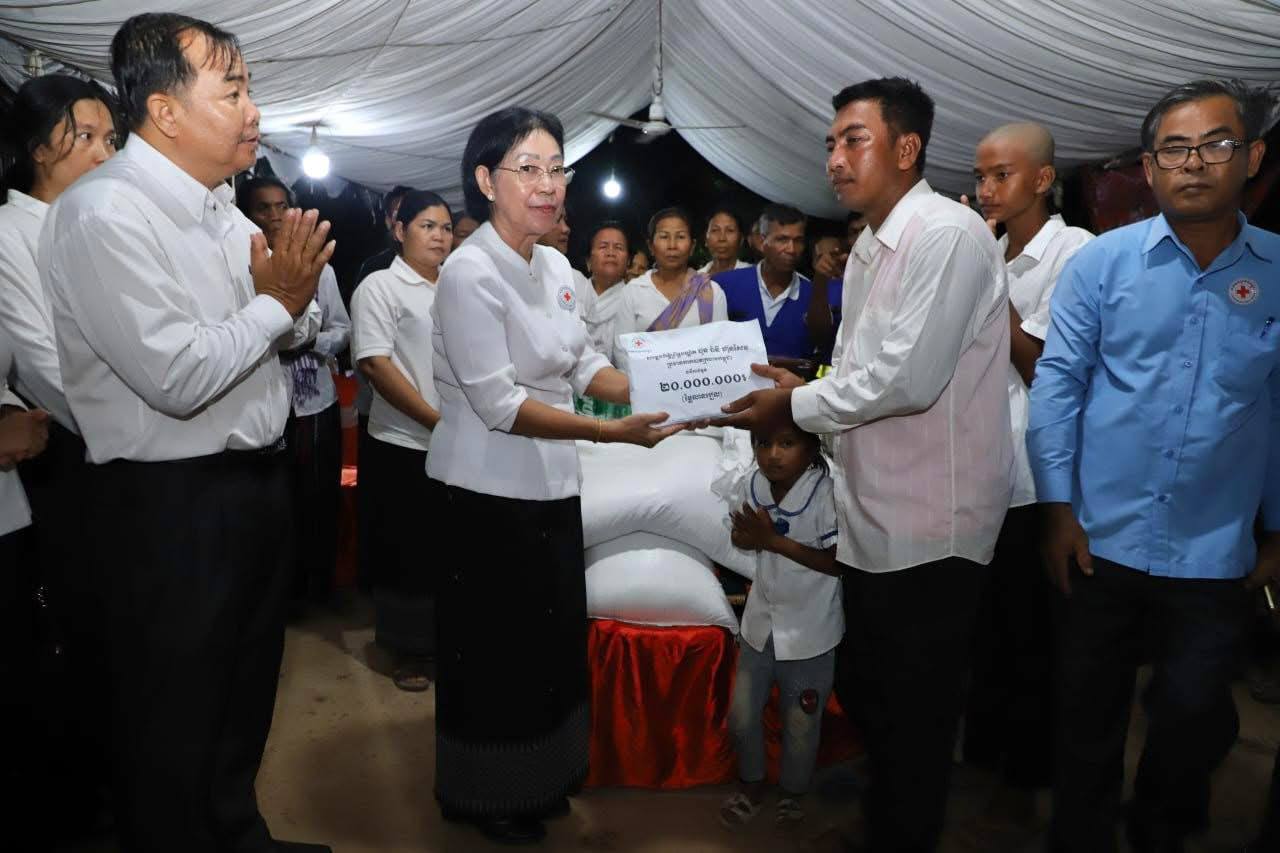 សម្តេចកិត្តិព្រឹទ្ធបណ្ឌិត ប៊ុន រ៉ានី ហ៊ុនសែន ចាត់ឱ្យសហការីចូលរួមរំលែកទុក្ខយ៉ាងក្រៀមក្រំបំផុត និងនាំយកថវិកា ២០លានរៀល ដល់គ្រួសារសពស្ត្រីមានផ្ទៃពោះ៧ខែ ដែលមានស្វាមីជាយោធាប្រចាំការនៅតំបន់មុំបី