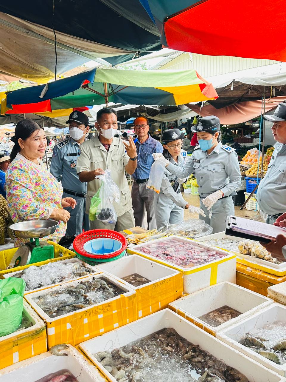អ្នកជំនាញខាងសុវត្ថិភាពគ្រឿងហូបចុក ចុះត្រួតពិនិត្យទំនិញនៅផ្សារចំនួនពីរក្នុងខេត្តកំពង់ធំ