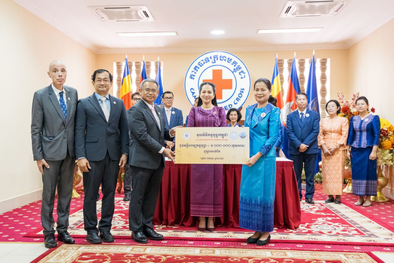 កាកបាទក្រហមកម្ពុជា ផ្តល់ថវិកា ១លានដុល្លា លេីកទី១៤ ដល់មូលនិធិគន្ធបុប្ផាកម្ពុជា