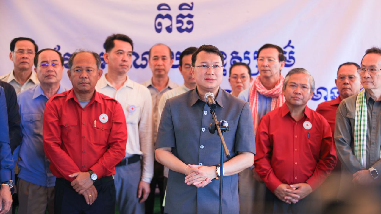 រដ្ឋមន្ត្រីក្រសួងកសិកម្ម ចុះចែកអំណោយមនុស្សធម៌ សាខាកាកបាទក្រហម នៅស្រុកព្រះនេត្រព្រះ