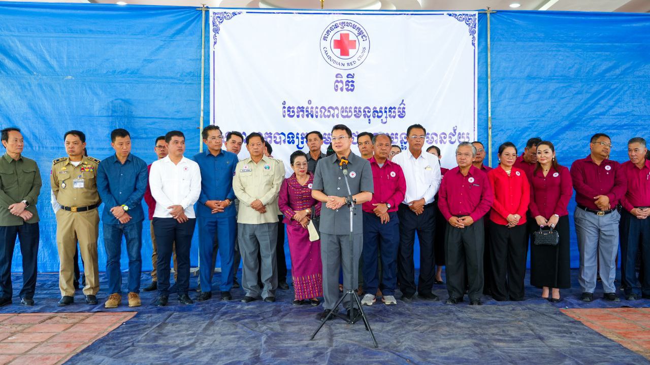 រដ្ឋមន្ត្រីក្រសួងកសិកម្ម អញ្ជើញជួបសំណេះសំណាល និងចែកអំណោយមនុស្សធម៌ ជូនពលរដ្ឋងាយរងគ្រោះចំនួន ៣០០គ្រួសារ នៅក្រុងសិរីសោភ័ណ