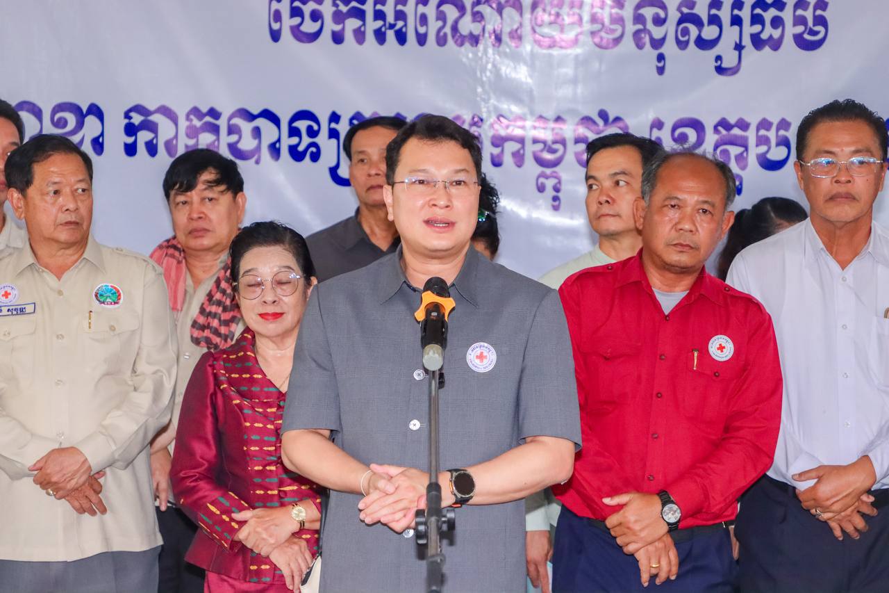 ពលរដ្ឋងាយរងគ្រោះចំនួន ៣០០គ្រួសារ ទទួលអំណោយមនុស្សធម៌ពីក្រុមការងាររាជរដ្ឋាភិបាល ចុះមូលដ្ឋានខេត្ត បន្ទាយមានជ័យ