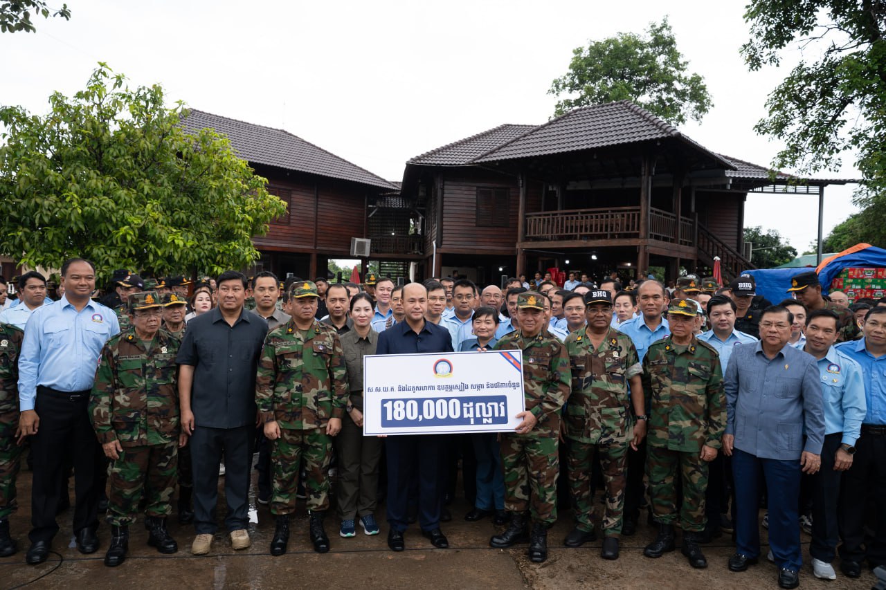 ថ្នាក់ដឹកនាំសហភាពសហព័ន្ធយុវជនកម្ពុជា នាំយក ថវិកា ស្បៀងអាហារ និងសម្ភារប្រើប្រាស់ ចែកជូនកងកម្លាំងប្រដាប់អាវុធ កំពុងឈរជើងនៅតាមបន្ទាត់ព្រំដែន