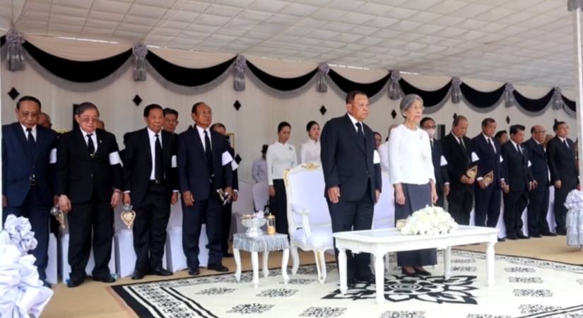 សម្តេចវិបុលសេនាភក្តី សាយ ឈុំ និងលោកជំទាវ អញ្ជើញជូនភ្លើងបូជាសព ឯកឧត្តមកិត្តិនីតិកោសលបណ្ឌិត ម៉ុម ជឹមហ៊ុយ