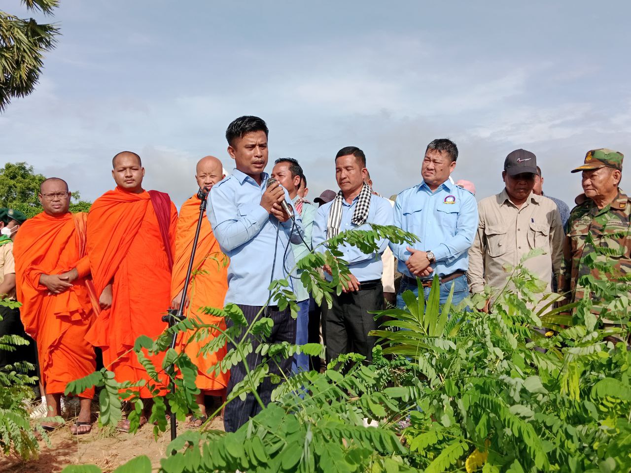 ស្រុកពារាំង រៀបចំដាំកូនឈើ ៤០០ដើម នៅទីតាំងទួលព្រៃជ័ស
