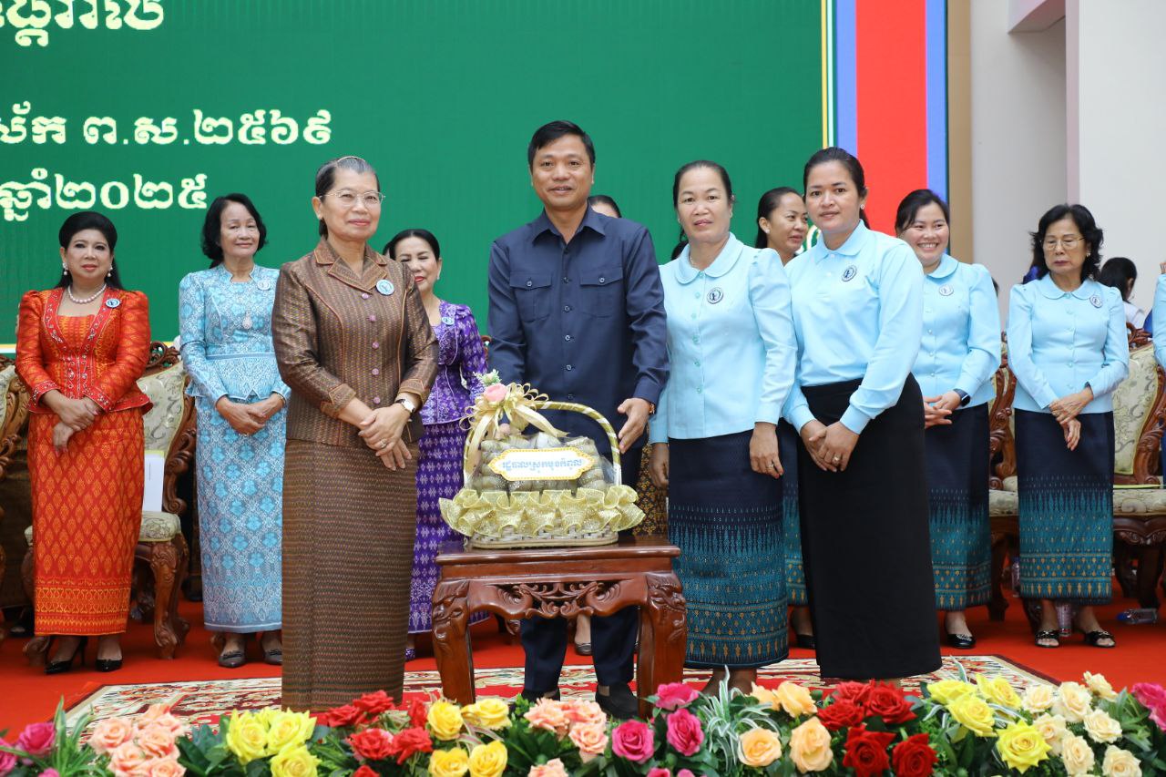 សម្តេច ម៉ែន សំអន អញ្ជើញប្រកាសកែសម្រួល និងបំពេញបន្ថែមសមាសភាពគណៈកម្មការសាខាសមាគមនារីកម្ពុជា ដើម្បីសន្តិភាព និងអភិវឌ្ឍន៍ខេត្តកណ្តាល