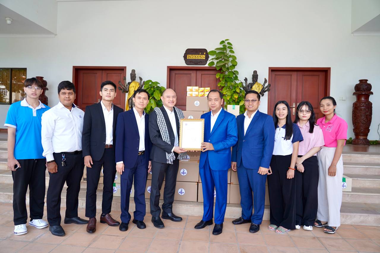 ឯកឧត្តម នេត្រ ភក្ត្រា ៖ ក្រុមហ៊ុន យូណាយធីត ហ្វាម៉ា បានផ្តល់ថ្នាំពេទ្យ សម្ភារៈថែទាំសុខភាពយ៉ាងច្រើនដល់ក្រសួងព័ត៌មាន ដើម្បីចែកជូនដល់កងទ័ពជួរមុខ និងប្រជាពលរដ្ឋ