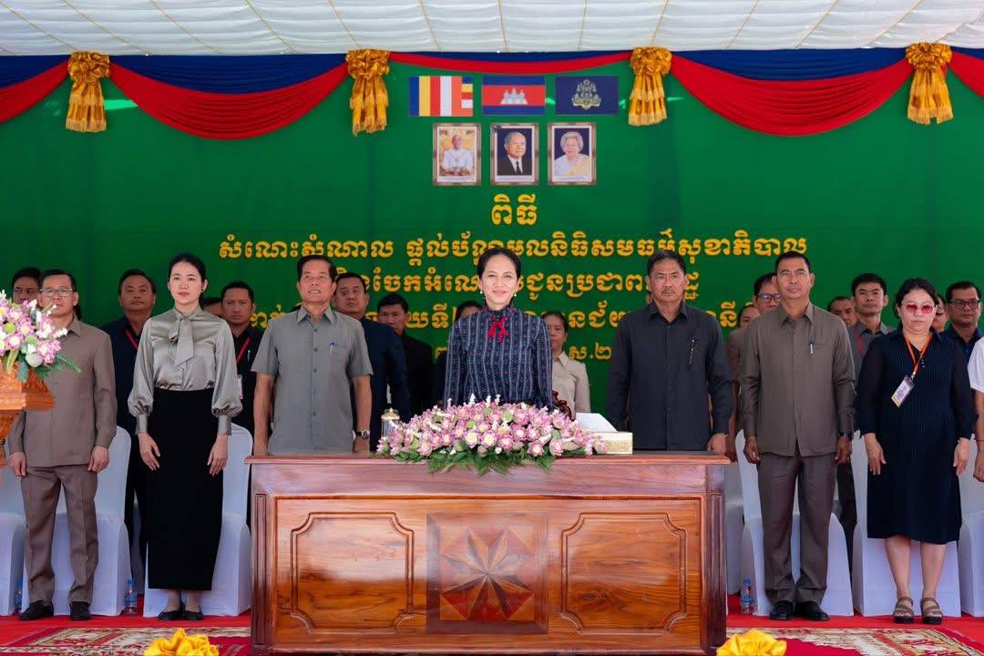 លោកជំទាវបណ្ឌិត ពេជ ចន្ទមុន្នី ហ៊ុន ម៉ាណែត ចែកអំណោយ ប្រជាពលរដ្ឋដែលមានជីវភាពក្រីក្រ ១២០៦គ្រួសារ នៅសង្កាត់ស្ទឹងមានជ័យទី២