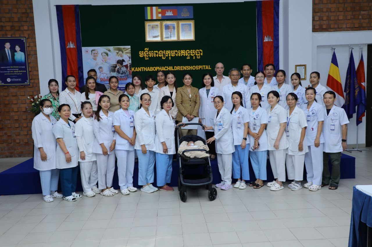 អ្នកឧកញ៉ា យី រដ្ឋា នាំយកថវិកា ២០០លានរៀល ជូនដល់ មន្ទីរពេទ្យគន្ធបុប្ផា