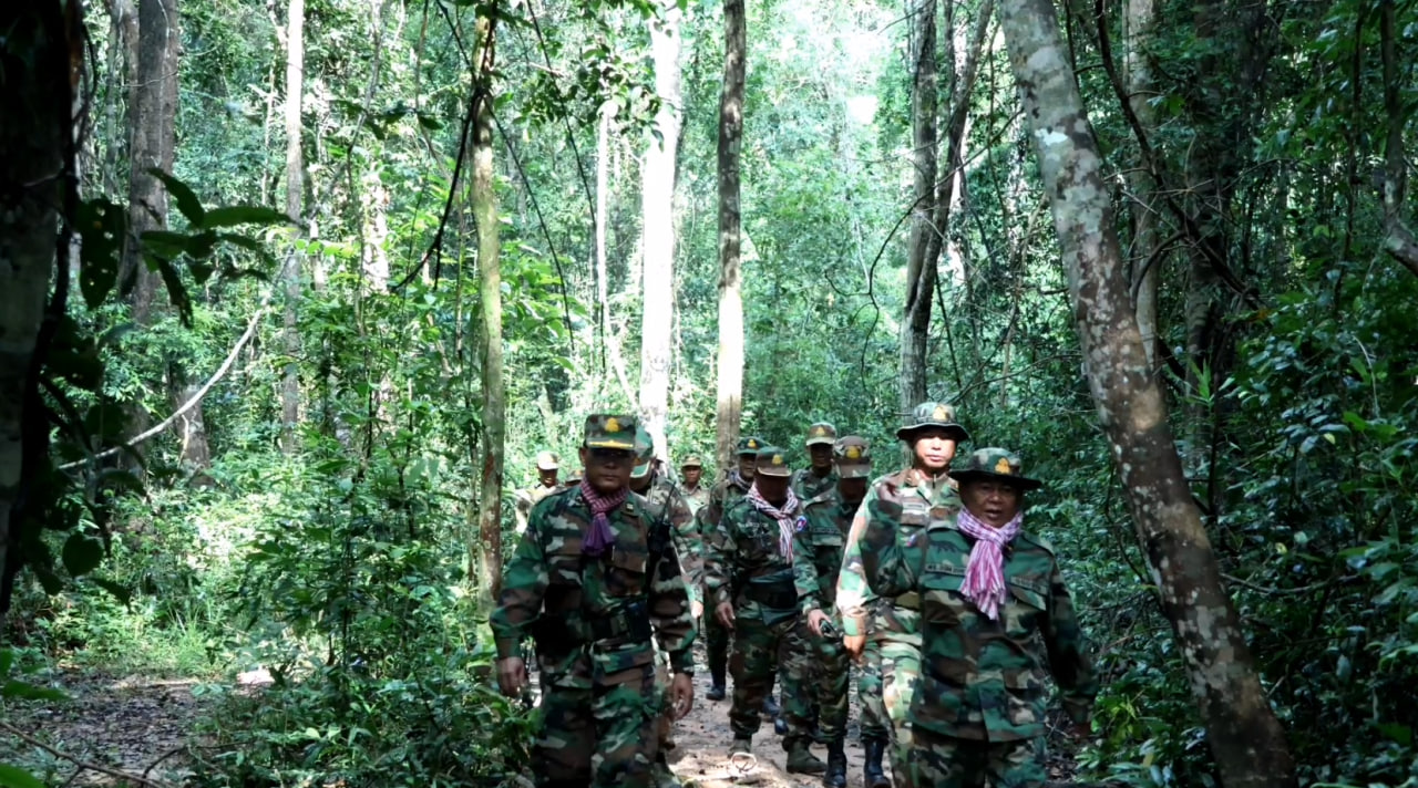 មេបញ្ជាការតំបន់ប្រតិបត្តិការសឹករងកំពង់ធំ អញ្ជើញពិនិត្យស្ថានភាព​និងទីបញ្ជាការស្រាលដែនជម្រកសត្វព្រៃ ព្រៃឡង់