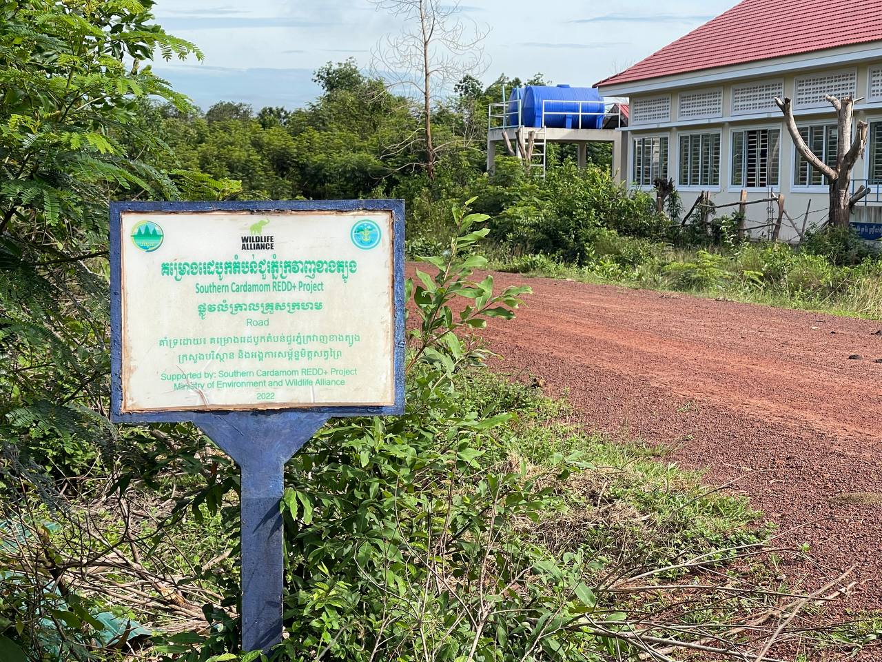 ផ្លូវក្រាលក្រួសក្រហមចំនួន ៣ភូមិ ដែលជាអំណោយគម្រោងរេដបូកបានជួយលើកស្ទួយជីវភាពពលរដ្ឋ ឃុំជីផាត ប្រែប្រួលមុខមាត់ថ្មី