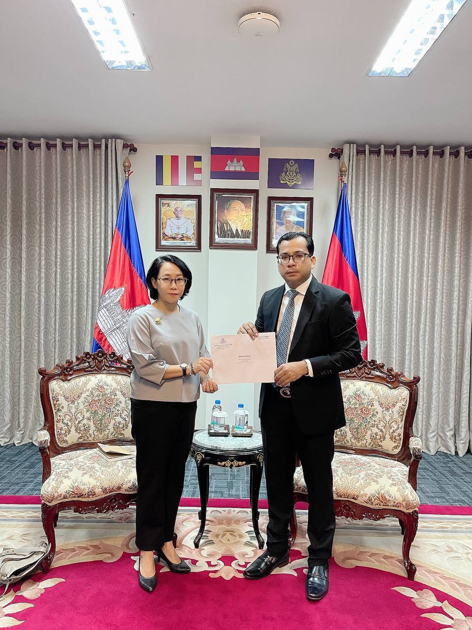 កម្ពុជា តវ៉ាយ៉ាងខ្លាំងក្លា ចំពោះ អគ្គលេខាធិការរង នាយករដ្ឋមន្ត្រី ថៃ ដែលបានដាក់ពាក្យបណ្តឹងសម្តេចតេជោ ហ៊ុន សែន ពាក់ព័ន្ធនឹងការថតសំឡេងសន្ទនាតាមទូរស័ព្ទរវាង សម្តេចតេជោ និងលោកជំទាវ នាយករដ្ឋមន្ត្រី ថៃ