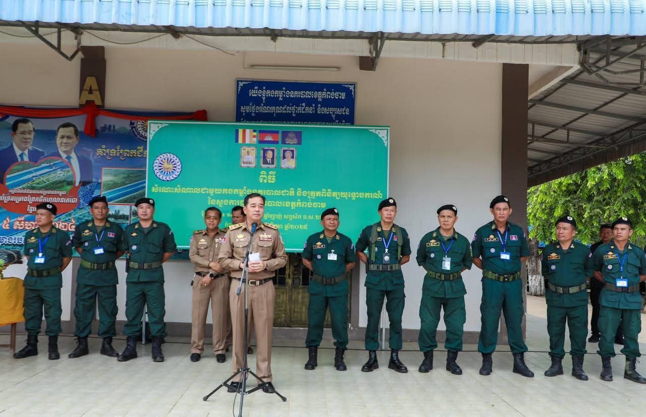 អភិបាលខេត្តកំពង់ចាមនាំអំណោយដ៏ថ្លៃថ្លារបស់សម្ដេចធិបតី បានប្រគល់ជូនស្នងការដ្ឋាននគរបាលខេត្តកំពង់ចាម