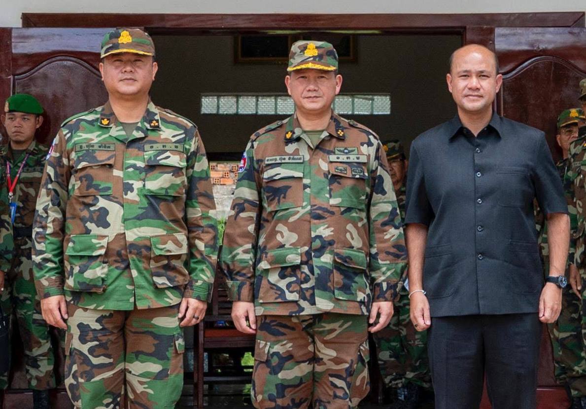 សម្តេចតេជោ​ ហ៊ុន​ សែ​ន ៖ ​បងប្អូនគេទាំង ៣នាក់ ជួបជុំគ្នានៅតាមខេត្តជាប់ព្រំដែនថៃ ដើម្បីរួមចំណែកការពារទឹកដីប្រឆាំងការឈ្លានពាន