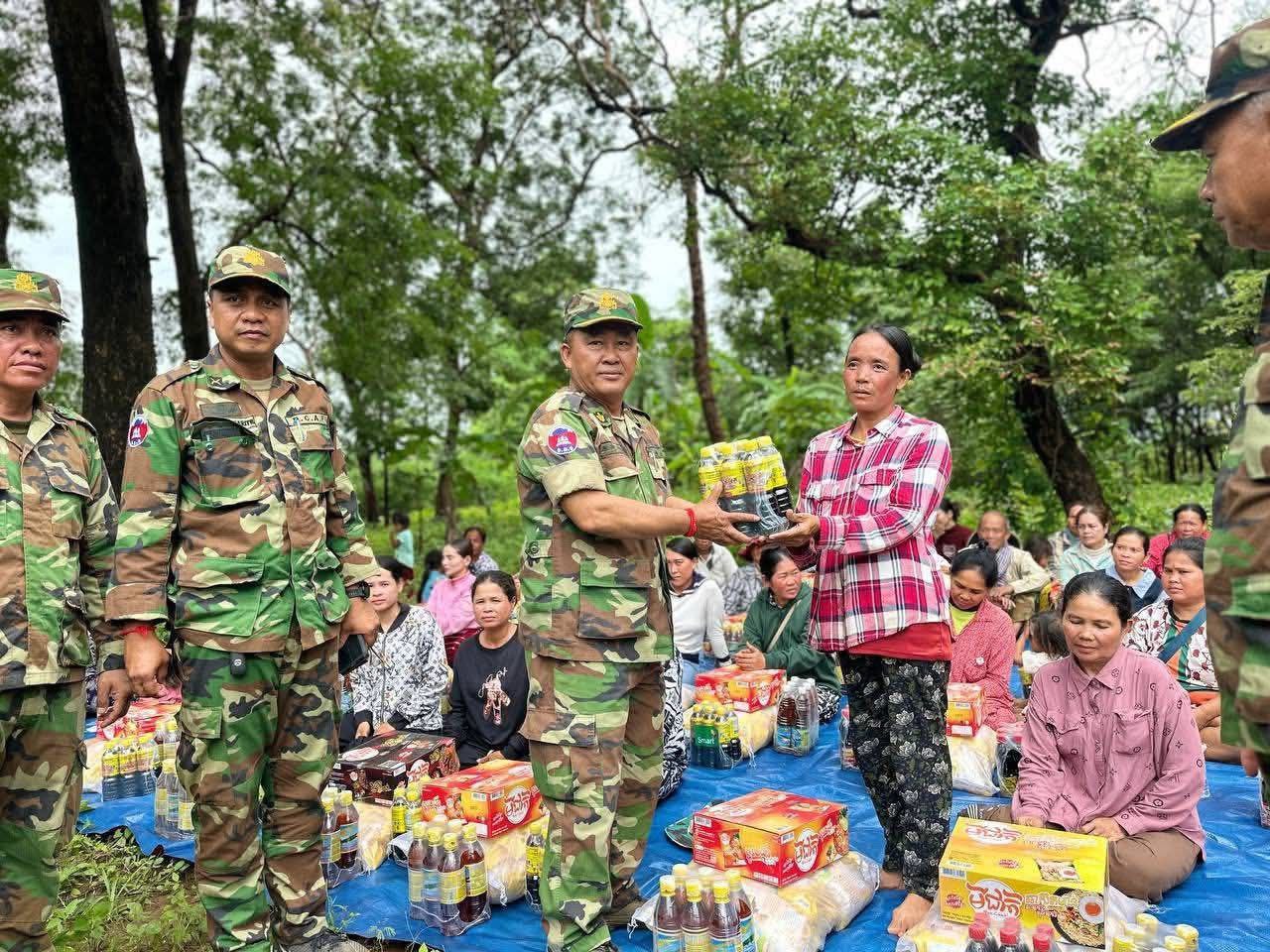 មេបញ្ជាការតំបន់ប្រតិបត្តិការសឹករងព្រះវិហារ នាំយកអំណោយផ្តល់ជូនគ្រួសារកងទ័ព ៦៥គ្រួសារ នៅទីបញ្ជាការស្រាលសមរភូមិមុខ ទិសអានសេះ ខេត្តព្រះវិហារ