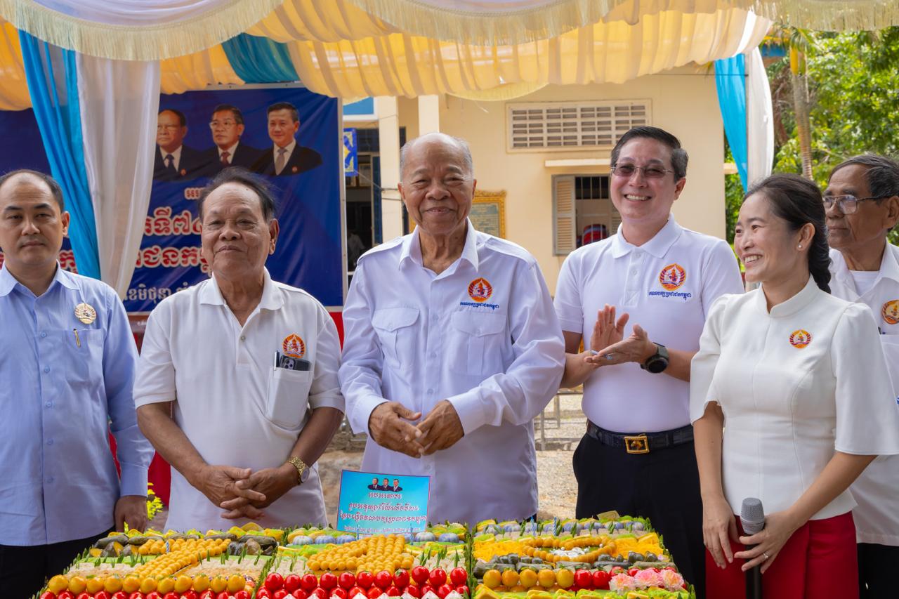 ឯកឧត្តម លី សុន និង ឯកឧត្តម លី ច័ន្ទតុលា អញ្ជើញអបអរសាទរខួបអនុស្សាវរីយ៍ ៧៤ឆ្នាំ ថ្ងៃកំណើតបក្ស នៅក្រុងឧដុង្គម៉ែជ័យ