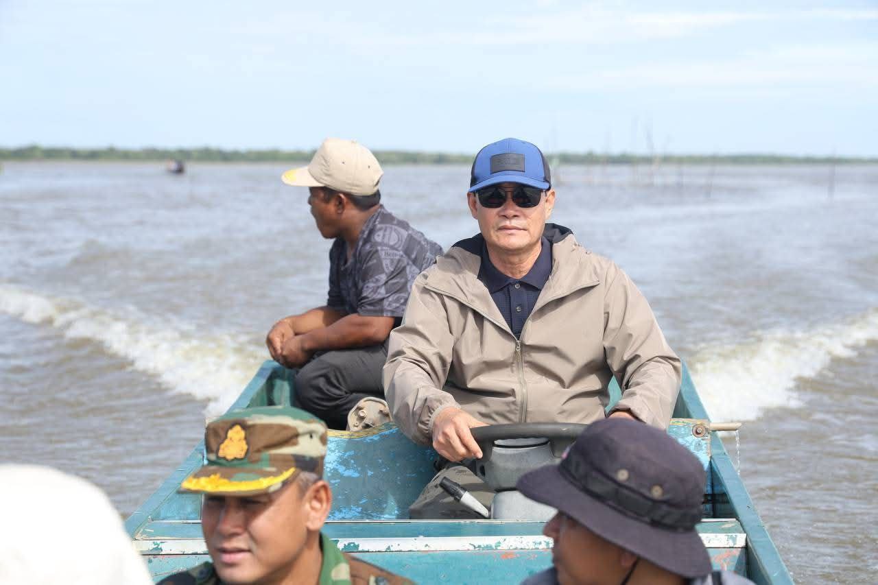 អភិបាលខេត្តពោធិ៍សាត់ បានដឹកនាំកម្លាំងចម្រុះចុះសួរសុខទុក្ខប្រជាពលរដ្ឋនៅរដូវបិទនេសាទ