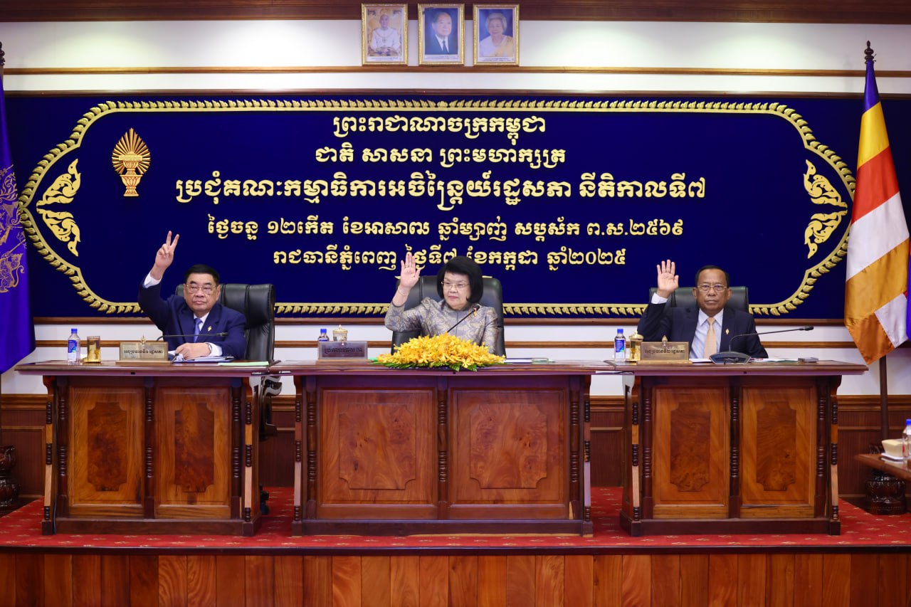 រដ្ឋសភាទទួលពិនិត្យសិក្សាសំណើរបស់តំណាងរាស្រ្តហត្ថលេខី១២៥រូប ដែលបានស្នើសុំធ្វើវិសោធនកម្មមាត្រា៣៣ នៃរដ្ឋធម្មនុញ្ញនៃព្រះរាជាណាចក្រកម្ពុជា ដើម្បីបើកផ្លូវរៀបចំក្របខ័ណ្ឌច្បាប់ដកសញ្ជាតិខ្មែរ ចំពោះពលរដ្ឋក្បត់ជាតិ និងក្បត់ពលរដ្ឋខ្លួន