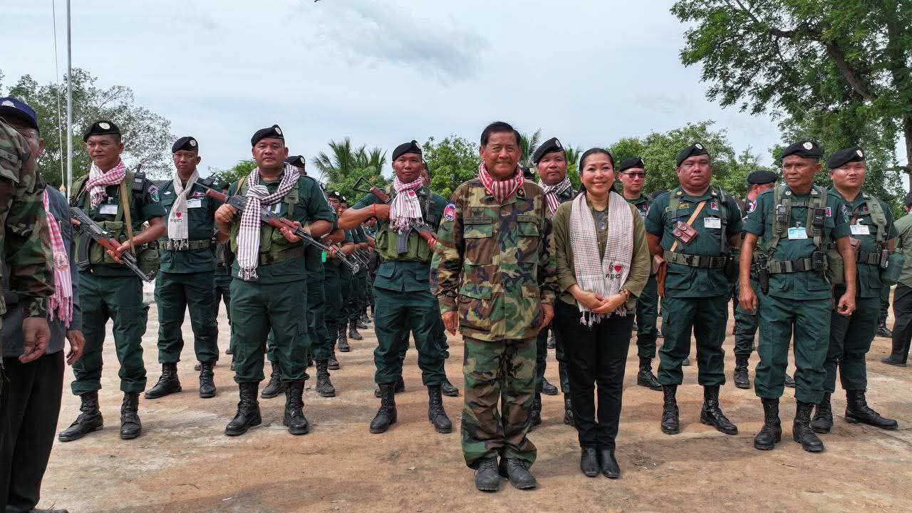 តំណាងរាស្ត្រមណ្ឌលខេត្តបន្ទាយមានជ័យអញ្ជើញសួរសុខទុក្ខកម្លាំងវរនគរបាលការពារព្រំដែនគោក