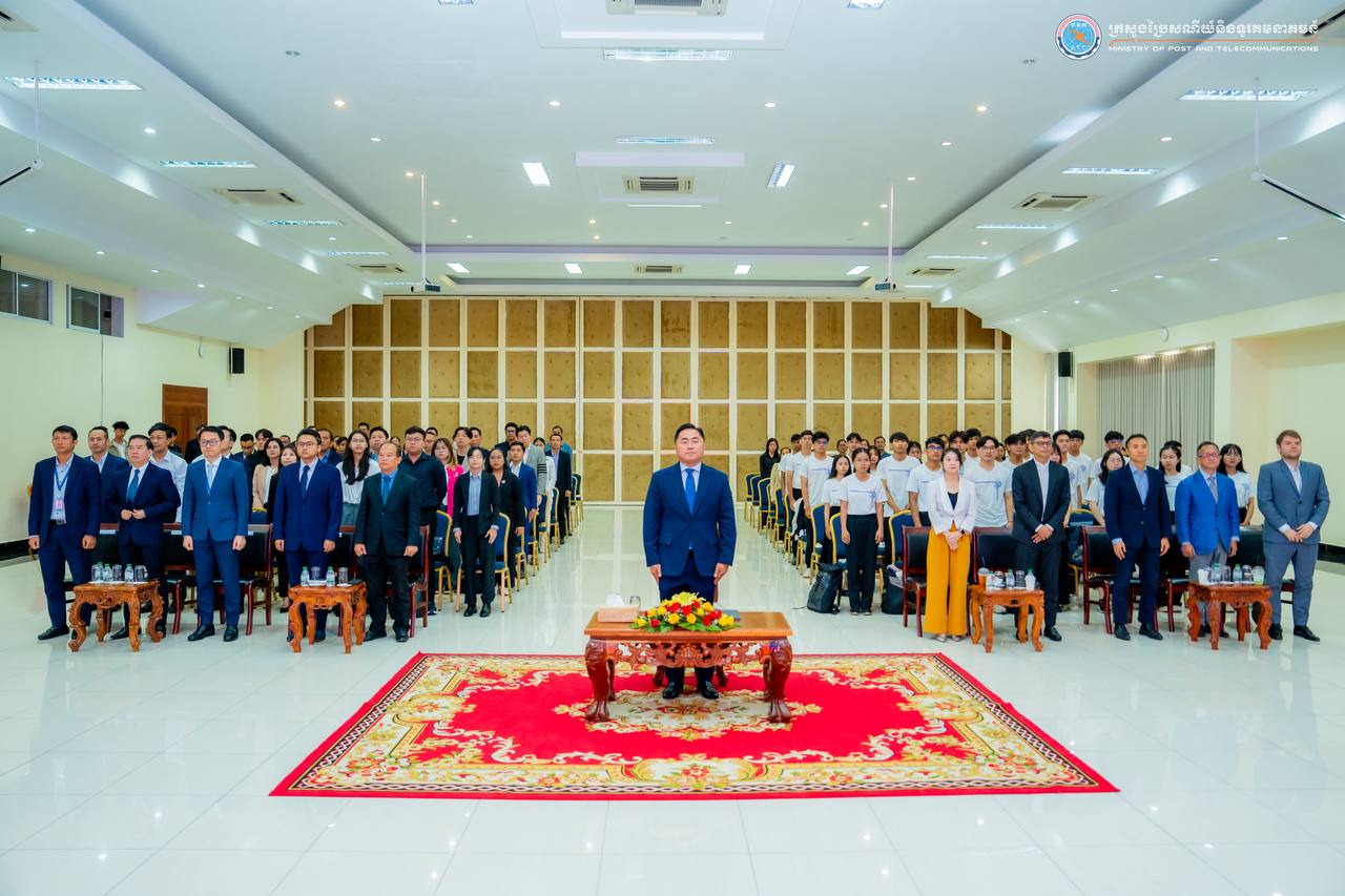 ឯកឧត្តម សូ វិសុទ្ធី អញ្ជើញប្រគល់​សញ្ញាបត្រ​បញ្ចប់​ការសិក្សានិងដល់និស្សិត នៃកម្មវិធី Techpreneur Bootcamp របស់​ស្ថា​ប័ន DICHI Academy
