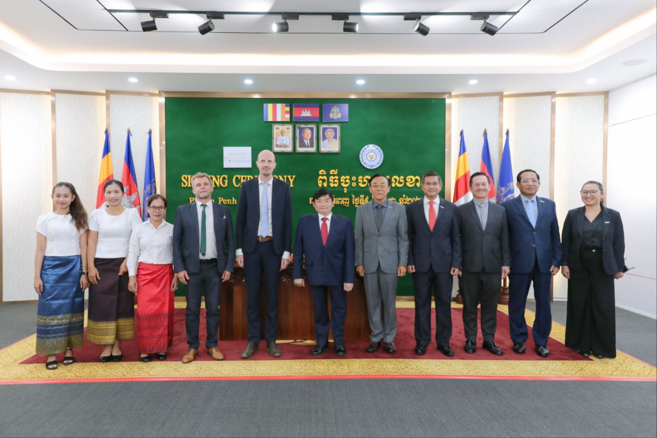 ក្រសួងការងារ និង អង្គការជួយកម្ពុជា ចុះកិច្ចព្រមព្រៀងស្តីពី សាលាសណ្ឋាគារ សាលាបាយ បណ្តុះបណ្តាលជំនាញវិជ្ជាជីវៈបដិសណ្ឋារកិច្ច