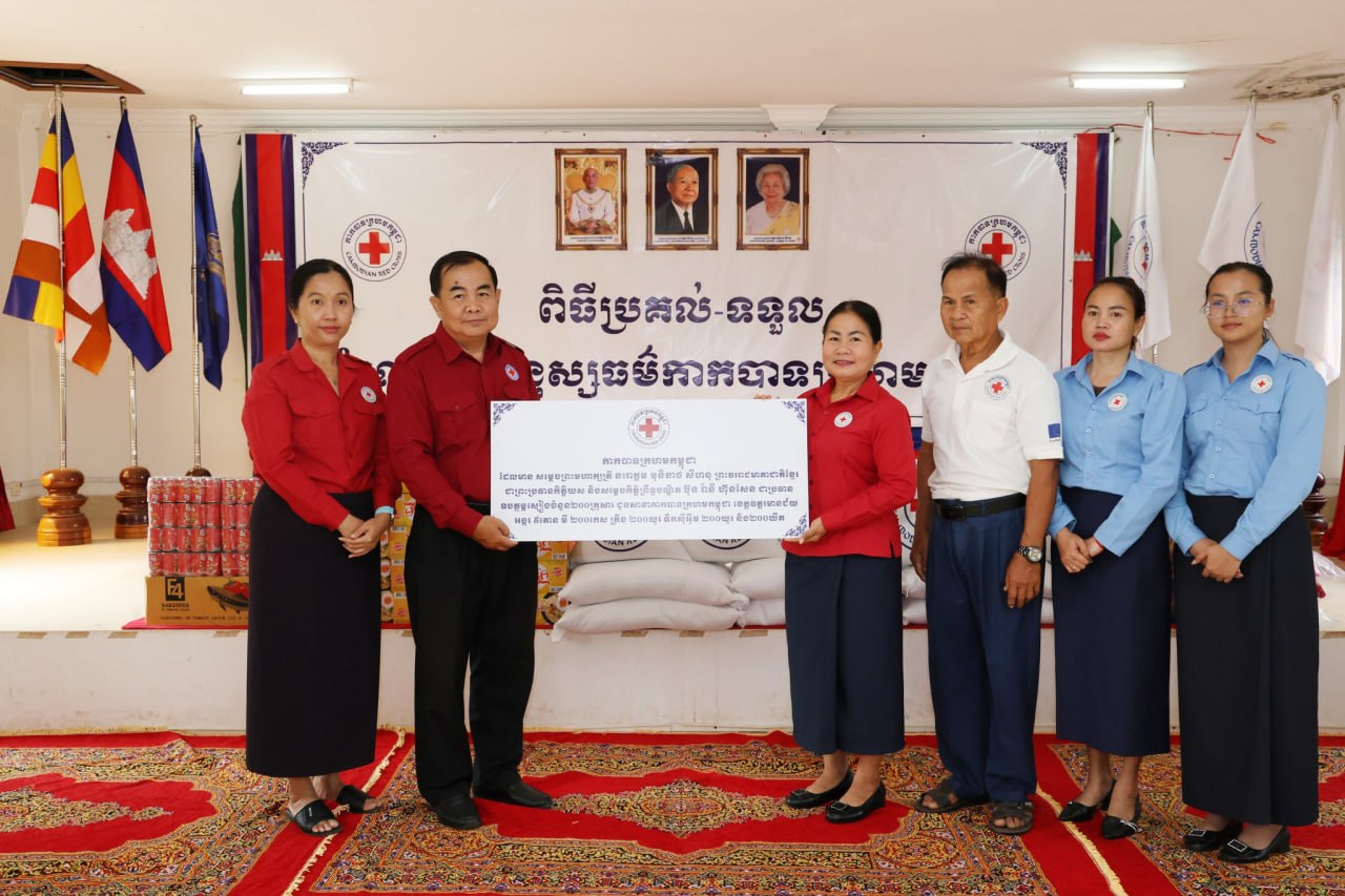 កាកបាទក្រហមកម្ពុជា ផ្តល់អំណោយមនុស្សធម៌ចំនួន ២០០គ្រួសារ ជូនសាខាកាកបាទក្រហមកម្ពុជា ខេត្តឧត្តរមានជ័យ