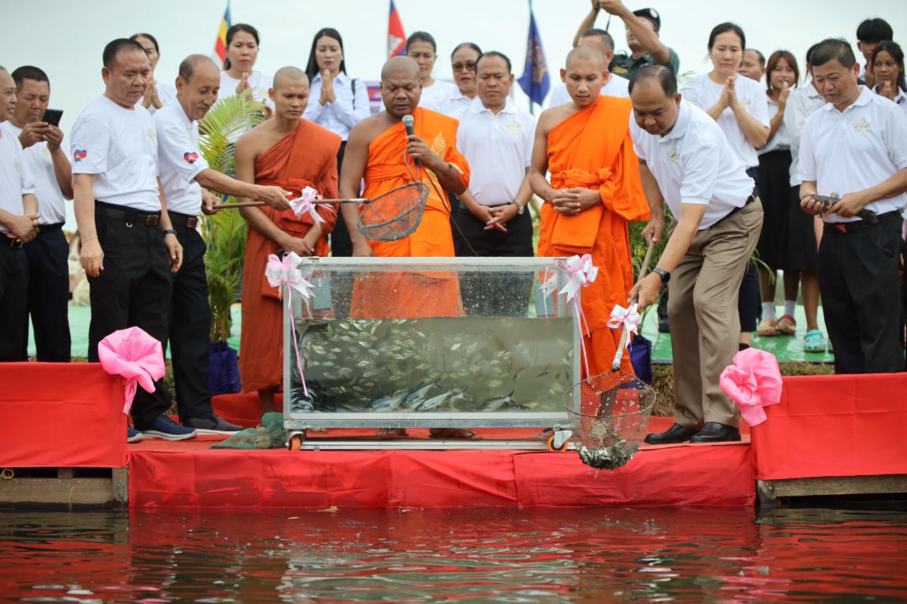 កូនត្រី និងត្រីមេពូជចម្រុះជាង ៣ម៉ឺនក្បាល ត្រូវបានលែងនៅបឹង​ធម្មជាតិខេត្តព្រះវិហារ
