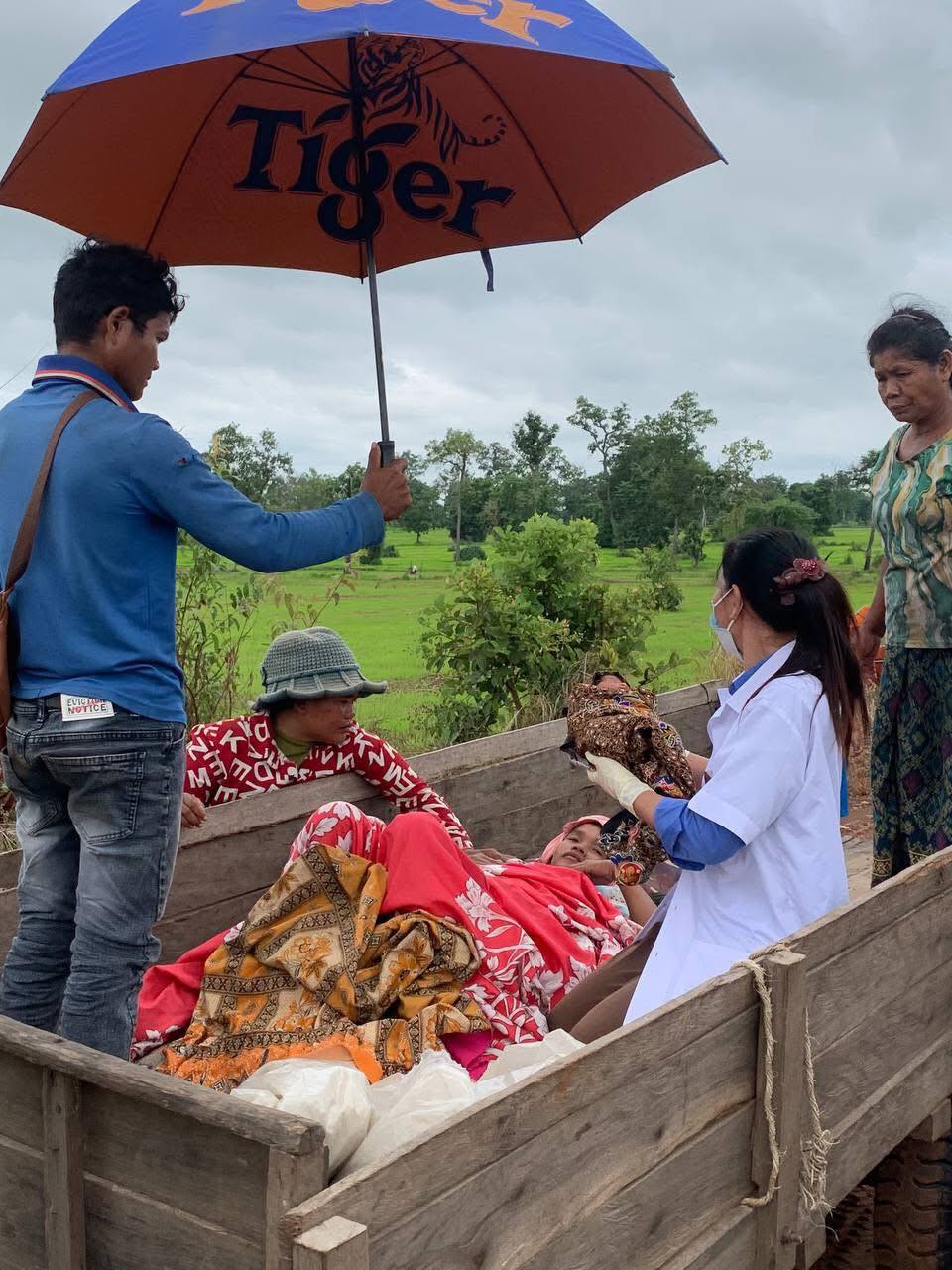 ក្រុមគ្រូពេទ្យមណ្ឌលសុខភាពគូលែន ជួយសម្រាលកូនឱ្យស្រ្តីម្នាក់លើគោយន្ត