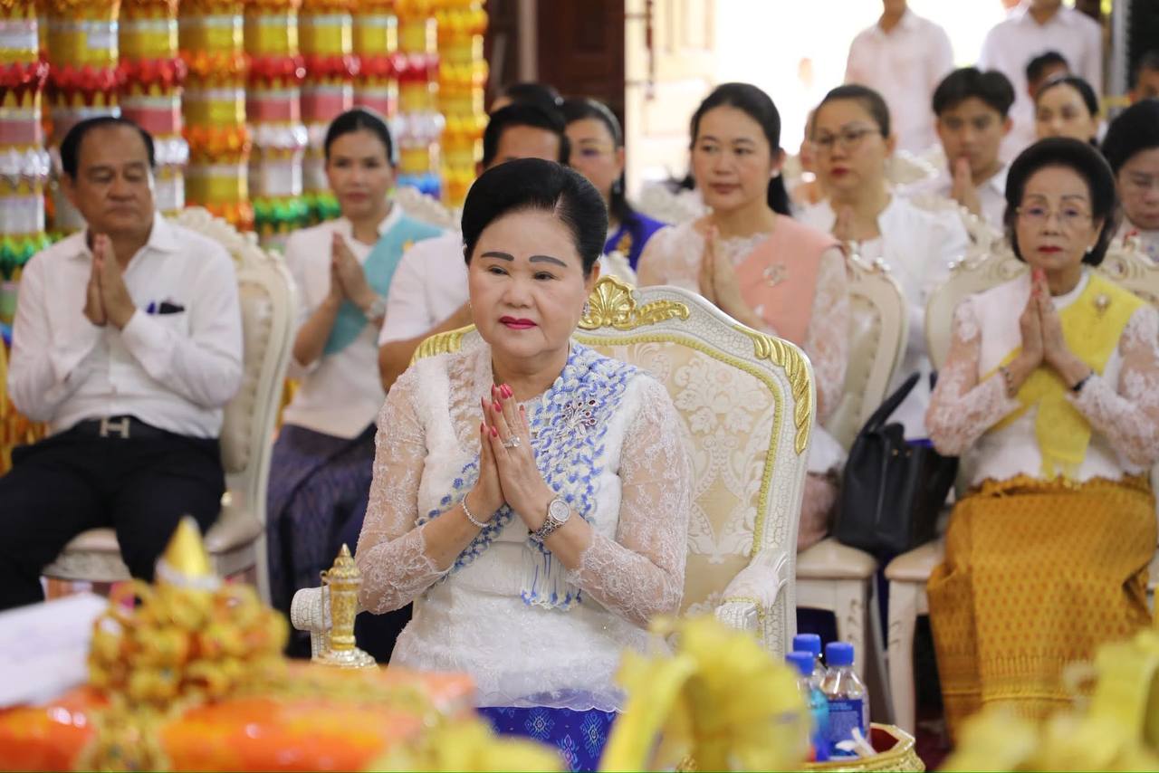 សម្តេចកិត្តិព្រឹទ្ធបណ្ឌិត ប៊ុន រ៉ានី ហ៊ុនសែន ប្រគេនទៀនព្រះវស្សា និងទេយ្យវត្ថុ ដល់វត្តមុនីសុវណ្ណ (ហៅវត្តចំពុះក្អែក)