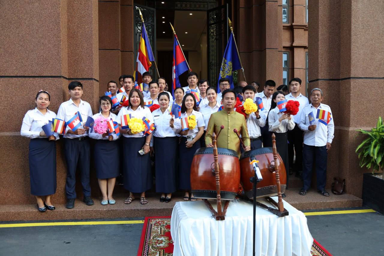 ឯកឧត្ដម ហ៊ឺ រ៉ុង អគ្គលេខាធិការស្ដីទី គ.ជ.ប បានដឹកនាំមន្ត្រី គ.ជ.ប ប្រារព្ធពិធីវាយគង ទូងស្គរ ទះប៉ោត និងគោះត្រដោក ដើម្បីអបអរសាទរការចុះ “បូជនីយដ្ឋានចងចាំនៃកម្ពុជា៖ ពីទីតាំងឧក្រិដ្ឋកម្មមកជាមណ្ឌលផ្សះផ្សា និងសន្តិភាព” ក្នុងបញ្ជីបេតិកភណ្ឌពិភពលោក នាព្រឹកថ្ងៃទី១៣ ខែកក្កដា ឆ្នាំ២០២៥ នៅទីស្ដីការ គ.ជ.ប ។