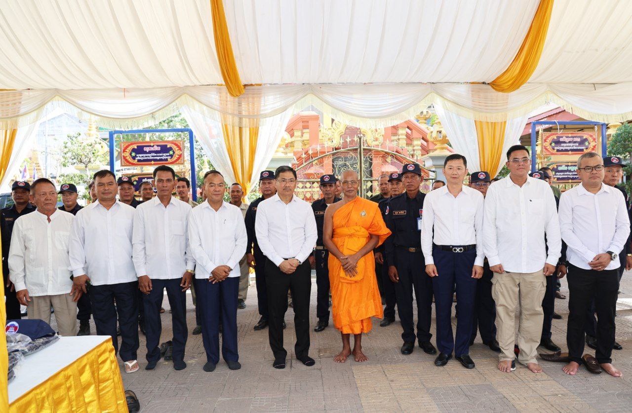 ថ្នាក់ដឹកនាំ មន្ត្រីនគរបាលរាជធានីភ្នំពេញ ប្រគេនទានវស្សា ទេយ្យទាន និងបច្ច័យ ដល់ព្រះសង្ឃគង់នៅវត្តសន្សំកុសល
