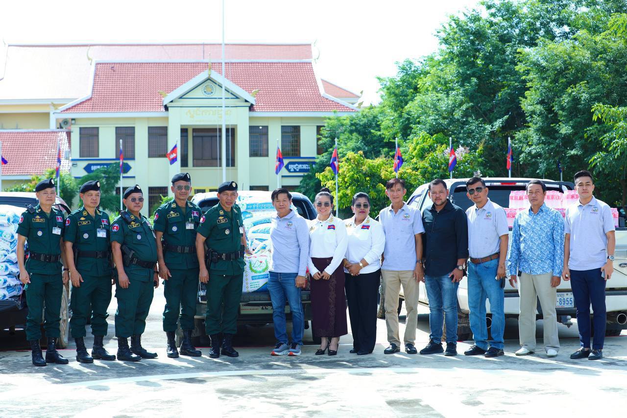 ប្រធានសភាពាណិជ្ជកម្មខេត្តបន្ទាយមានជ័យ នាំយកអំណោយទៅជូនកង​កម្លាំង​កំពុងបំពេញភារកិច្ចនៅព្រំដែន