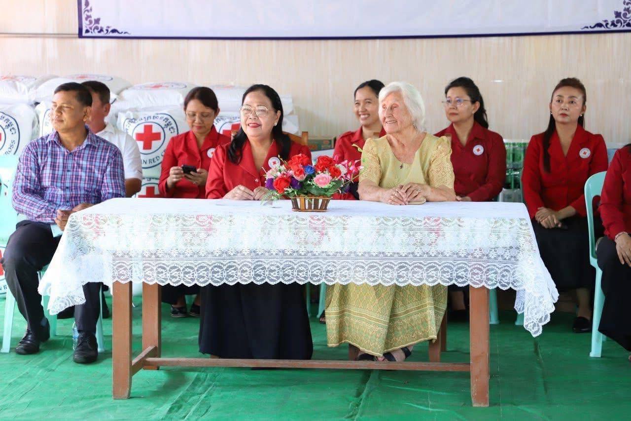 កុមារកំព្រា និងចាស់ឥតទីពឹងនៃអង្គការសង្គ្រោះជនអស់សង្ឃឹម ទទួលបានការ​ឧបត្ថម្ភពីកាកបាទក្រហមកម្ពុជាជា​លើកទី២៥