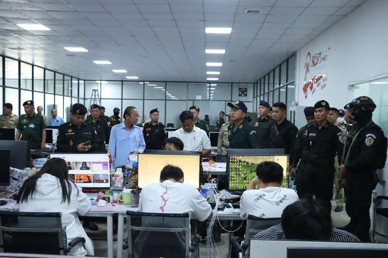បង្ក្រាបទីតាំងលួចលាក់បង្កប់បទល្មើសអនឡាញ ឃាត់ខ្លួនជនបរទេសជាង ៣០០នាក់ នៅខេត្តក្រចេះ
