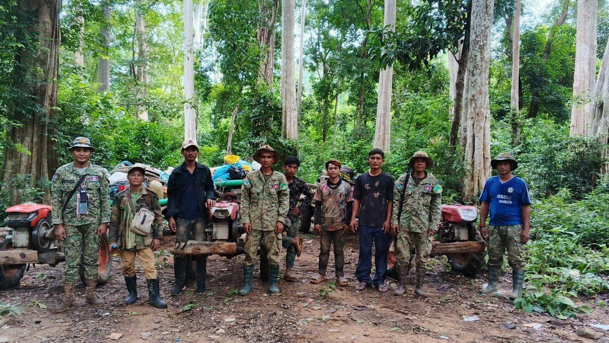 កម្លាំងមន្ទីរបរិស្ថាខេត្តស្ទឹងត្រែង ចុះបង្ក្រាបទីតាំងរុករករ៉ែមាសខុសច្បាប់ ឃាត់ខ្លួនជនសង្ស័យ ១០នាក់ និងរឹបអូសវត្ថុតាង សម្ភារប្រព្រឹត្តបទល្មើសបានជាច្រើន !